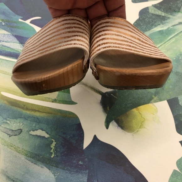 KIN and KIND Gold Metallic Striped Wooden Sandal - Picture 4 of 7